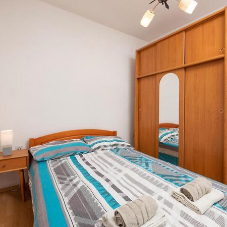 Cozy Apartment In Fazana With Kitchen Exteriör bild