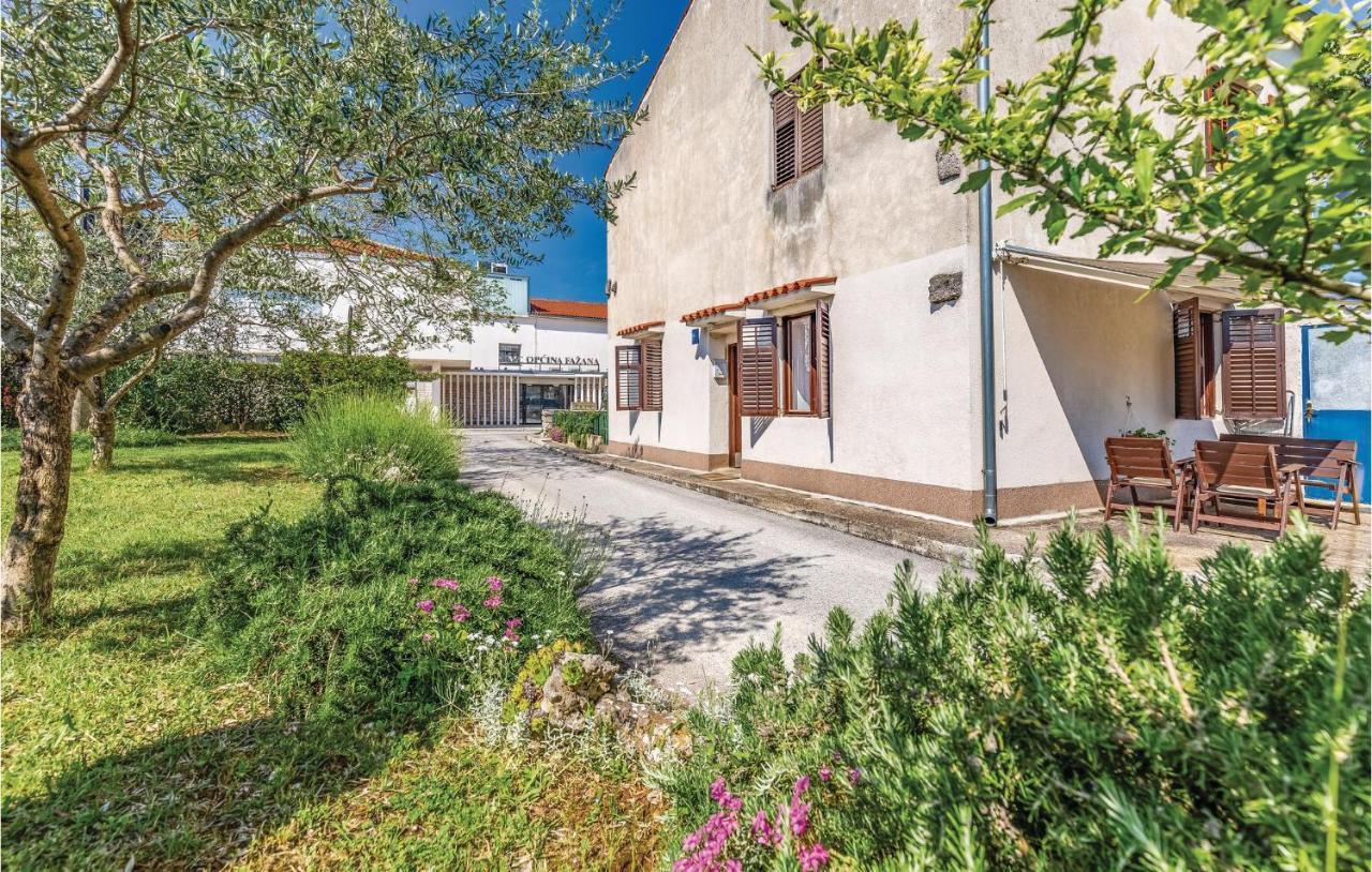 Cozy Apartment In Fazana With Kitchen Exteriör bild