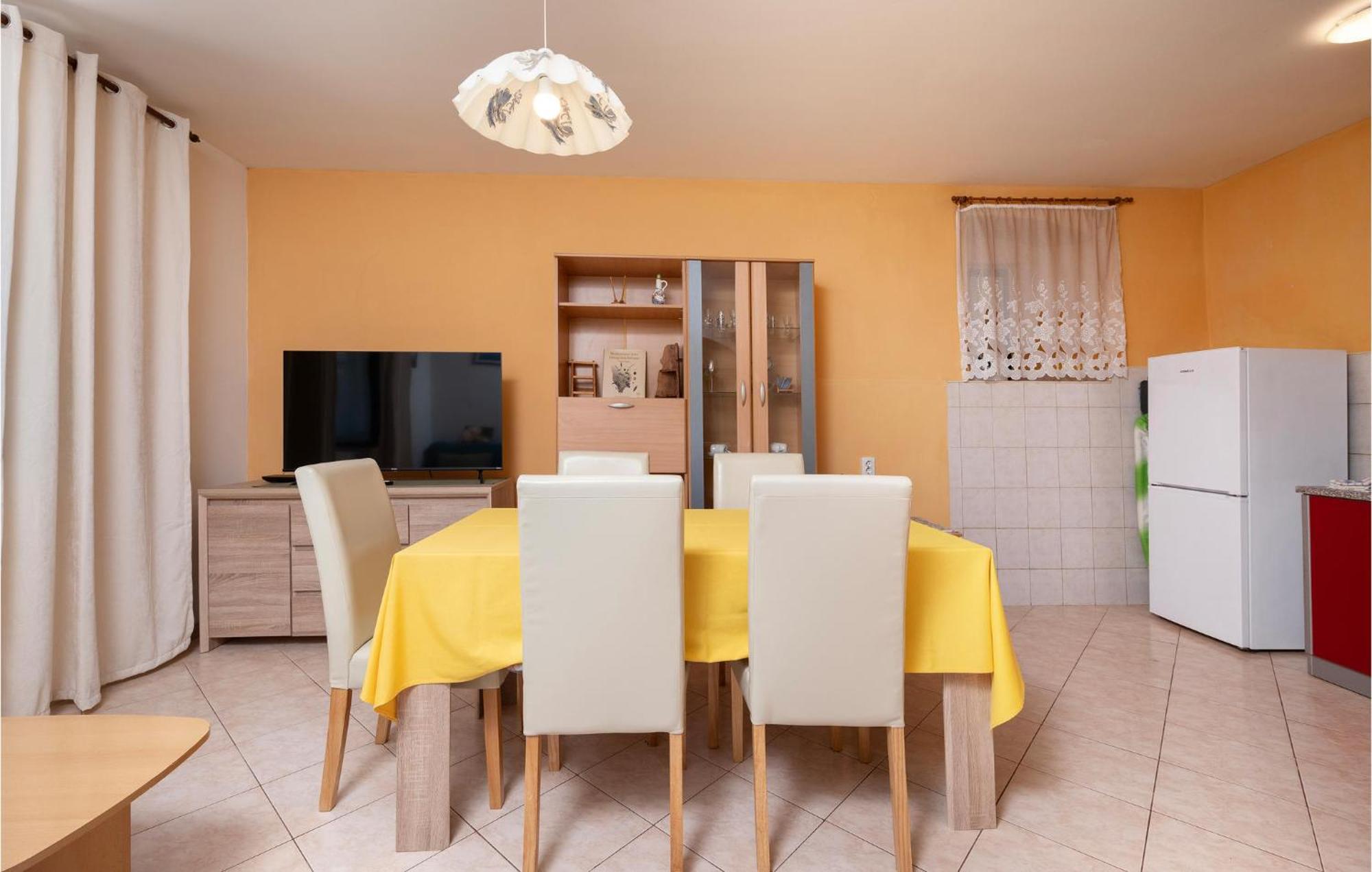 Cozy Apartment In Fazana With Kitchen Exteriör bild
