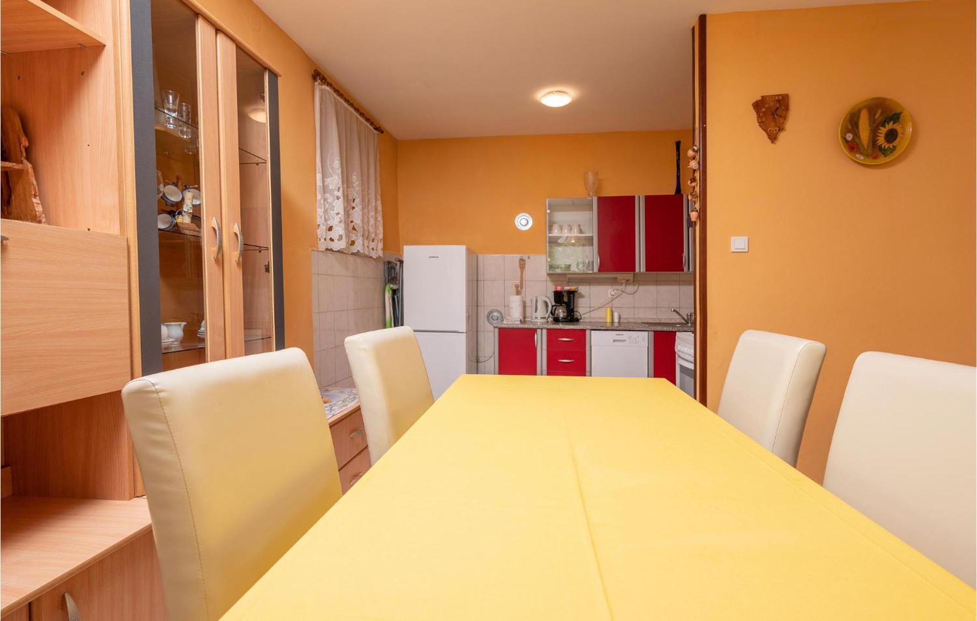 Cozy Apartment In Fazana With Kitchen Exteriör bild